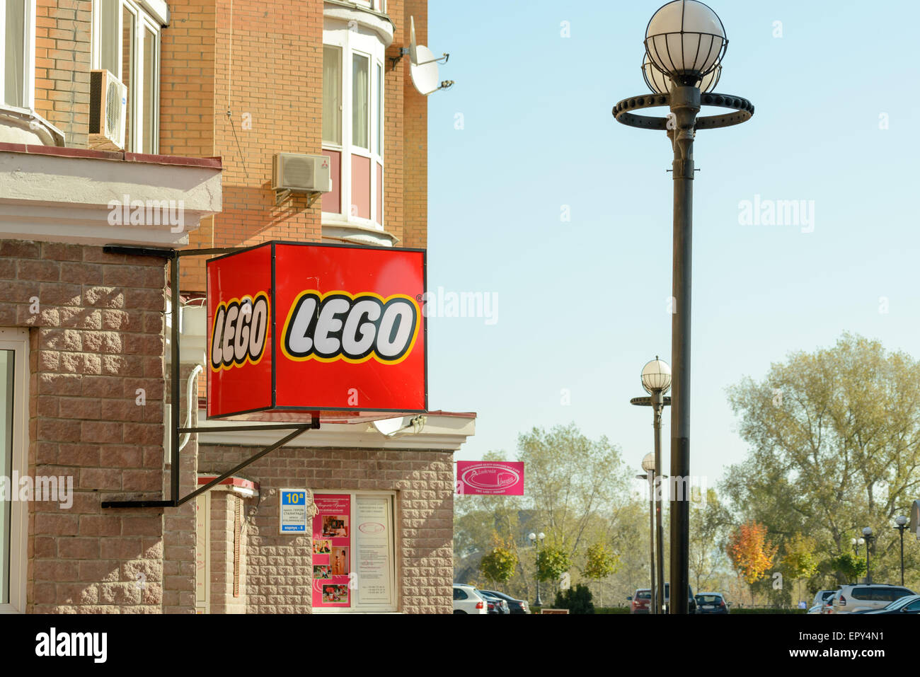 Kiev/Ukraine - 10 octobre 2014 - une grande pancarte sur un Lego cube shop dans le quartier appelé Kiev Holosiiv Banque D'Images