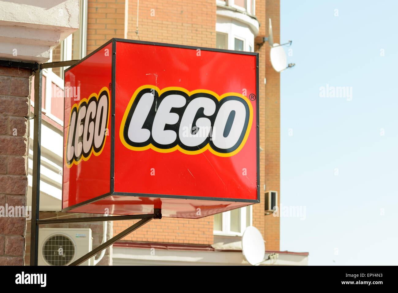 Kiev/Ukraine - 10 octobre 2014 - Un gros Lego singboard cubes sur une boutique dans le quartier appelé Kiev Holosiiv Banque D'Images