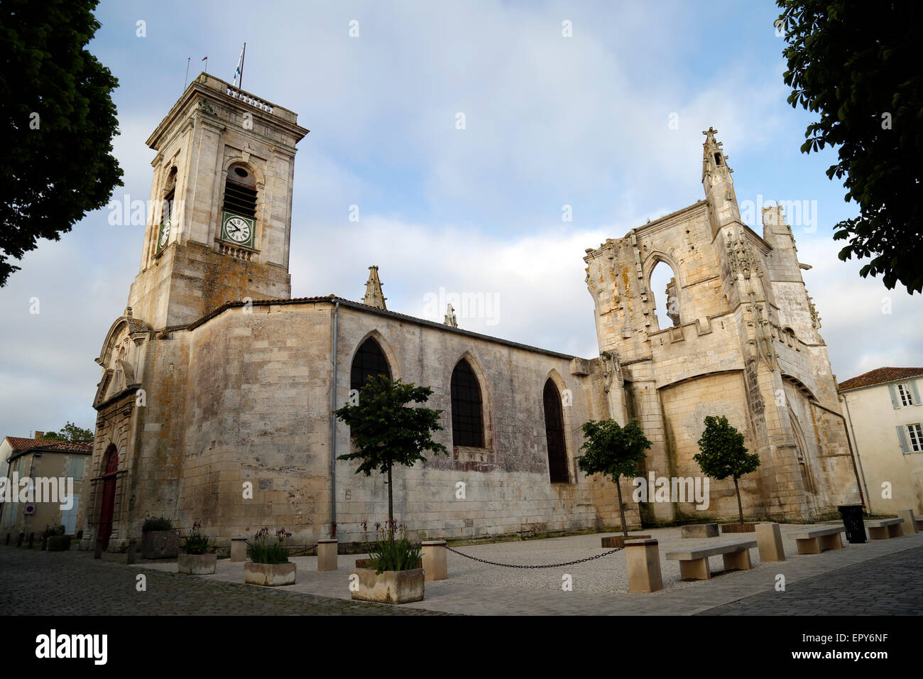 L'église de St Martin de Saint-Martin-de-Ré, Charente-Maritime, France. Banque D'Images