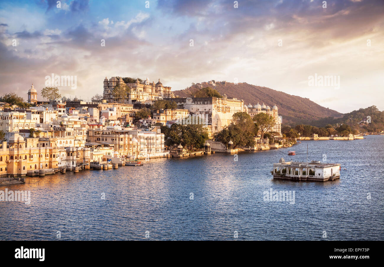 Le lac Pichola avec vue sur le Palais de la ville à ciel nuageux Ciel de coucher du soleil à Udaipur, Rajasthan, Inde Banque D'Images