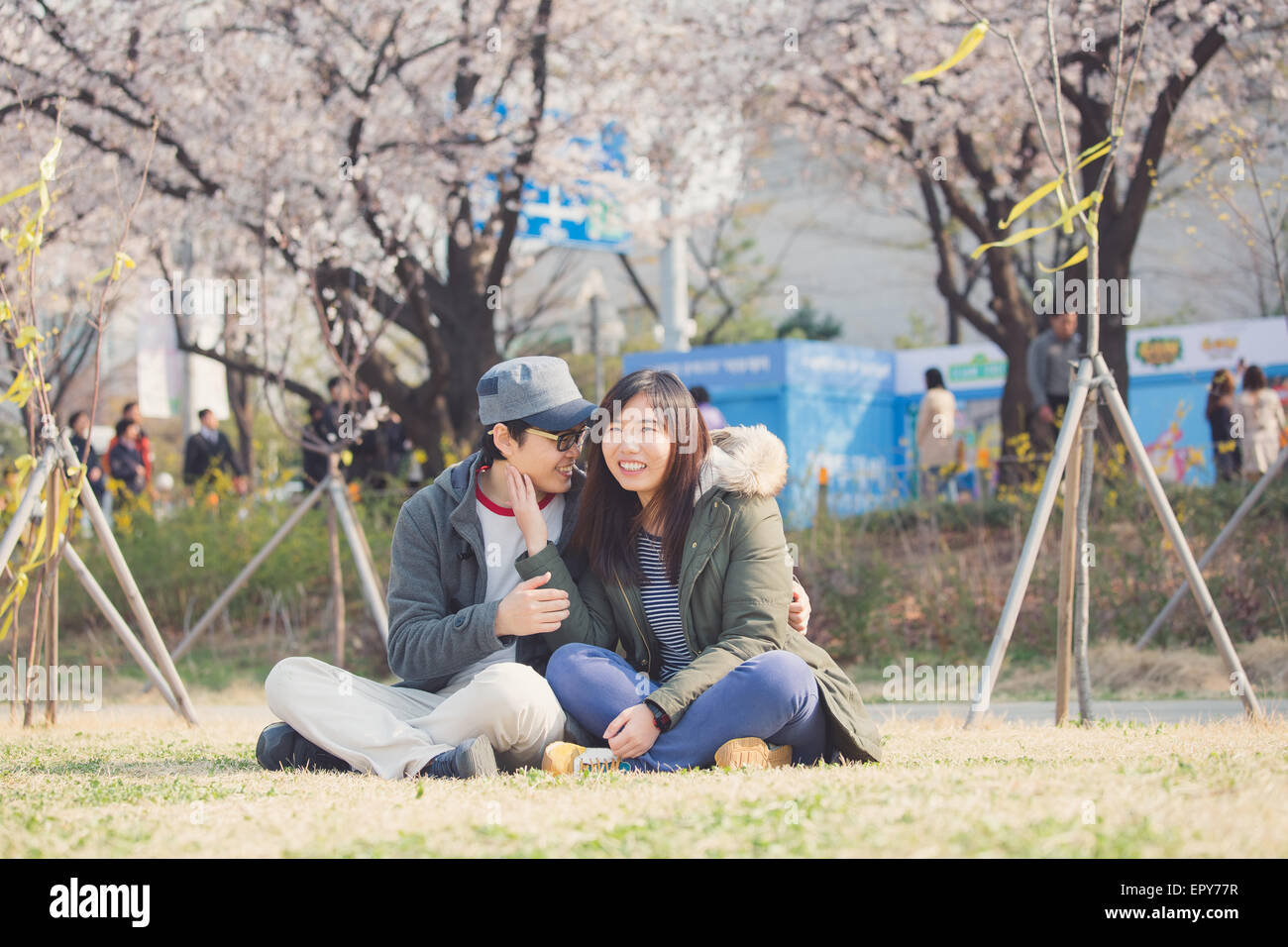 Asian couple in park Banque D'Images