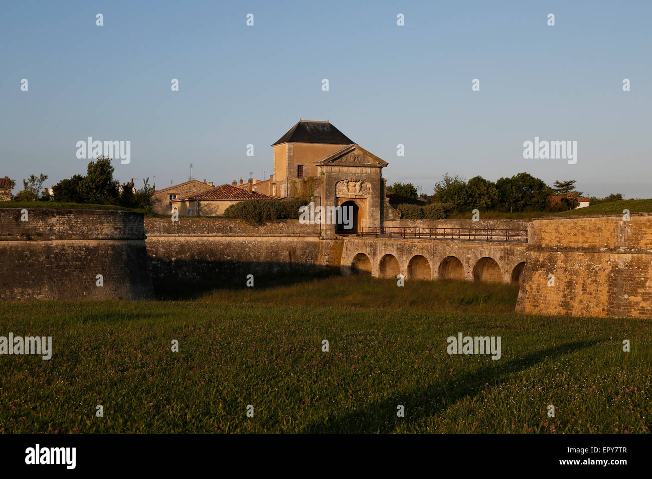 Les murs de la ville et porte de ville à Saint-Martin-de-Ré, Charente-Maritime, France. Banque D'Images