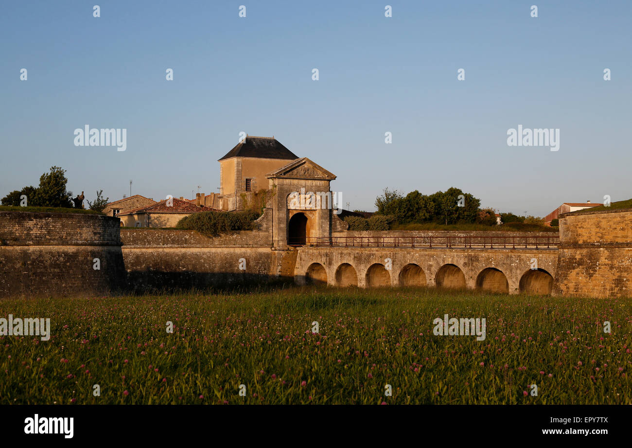 Les murs de la ville et porte de ville à Saint-Martin-de-Ré, Charente-Maritime, France. Banque D'Images