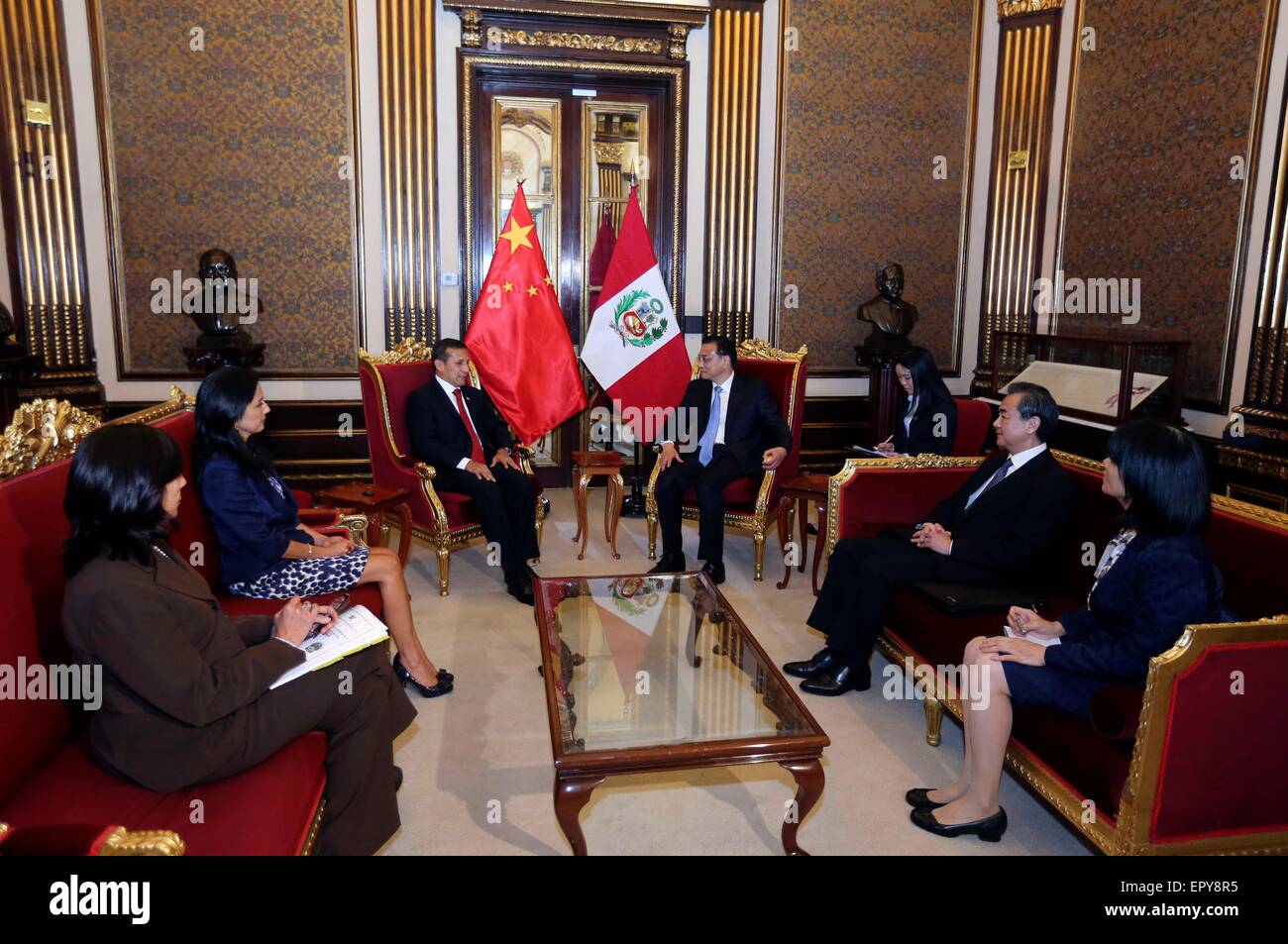 Lima, Pérou. 22 mai, 2015. Le Premier ministre chinois Li Keqiang (R) s'entretient avec le président péruvien Ollanta Humala (L'arrière) à Lima, capitale du Pérou, le 22 mai 2015. Credit : Ding Lin/Xinhua/Alamy Live News Banque D'Images