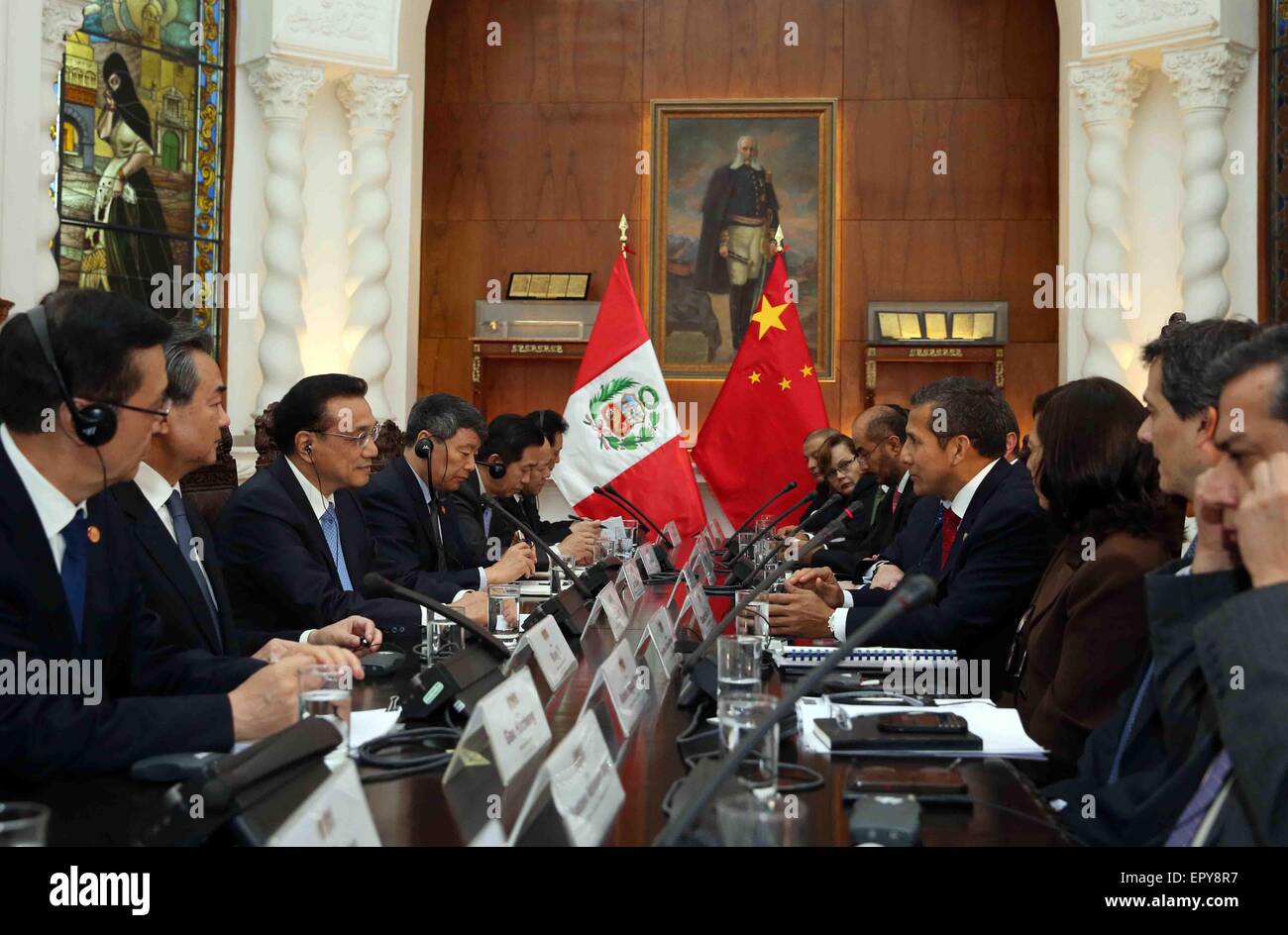 Lima, Pérou. 22 mai, 2015. Le Premier ministre chinois Li Keqiang (3L) s'entretient avec le président péruvien Ollanta Humala (4e R) à Lima, capitale du Pérou, le 22 mai 2015. Credit : Liu Weibing/Xinhua/Alamy Live News Banque D'Images