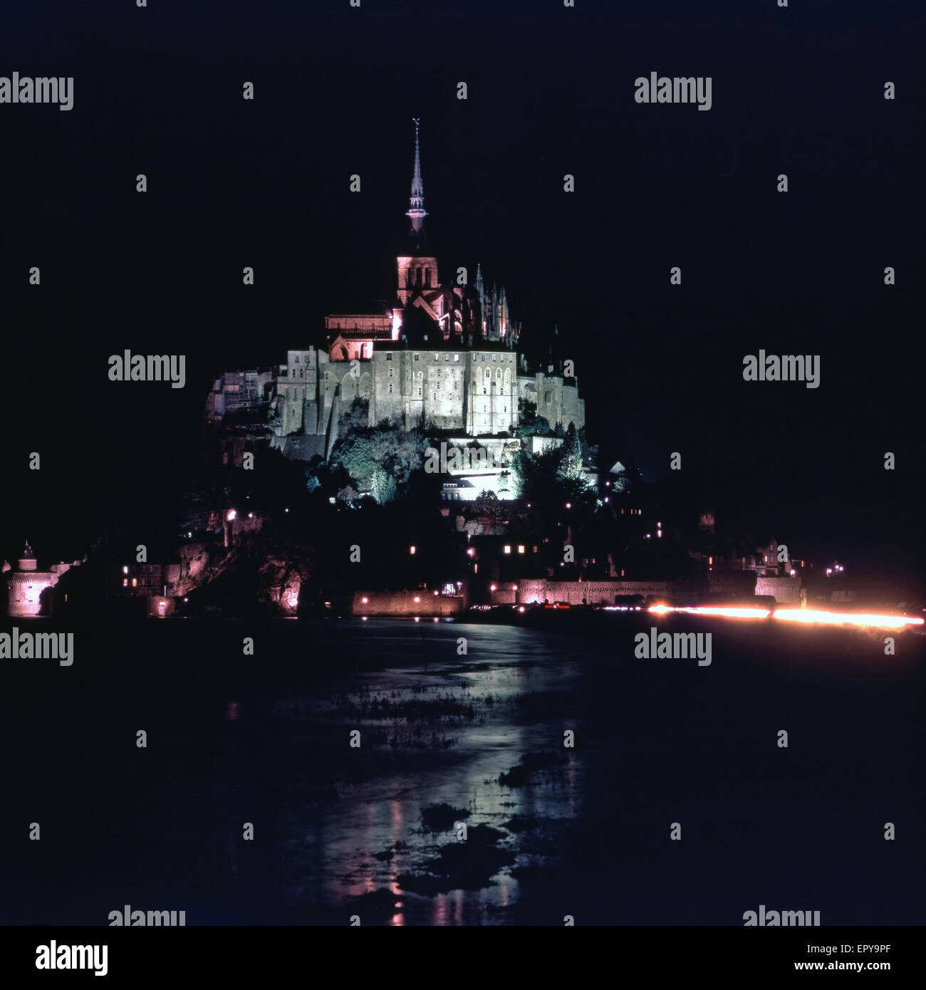 Mont saint michel night Banque de photographies et d’images à haute ...
