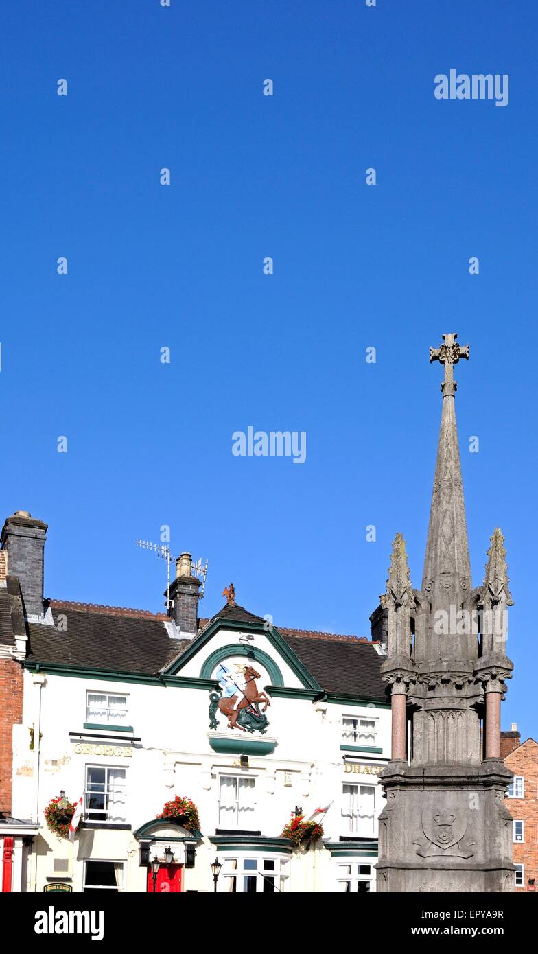 La croix du marché pour commémorer Francis Wright avec le George & Dragon pub à l'arrière de la Place du marché, Ashbourne, UK. Banque D'Images
