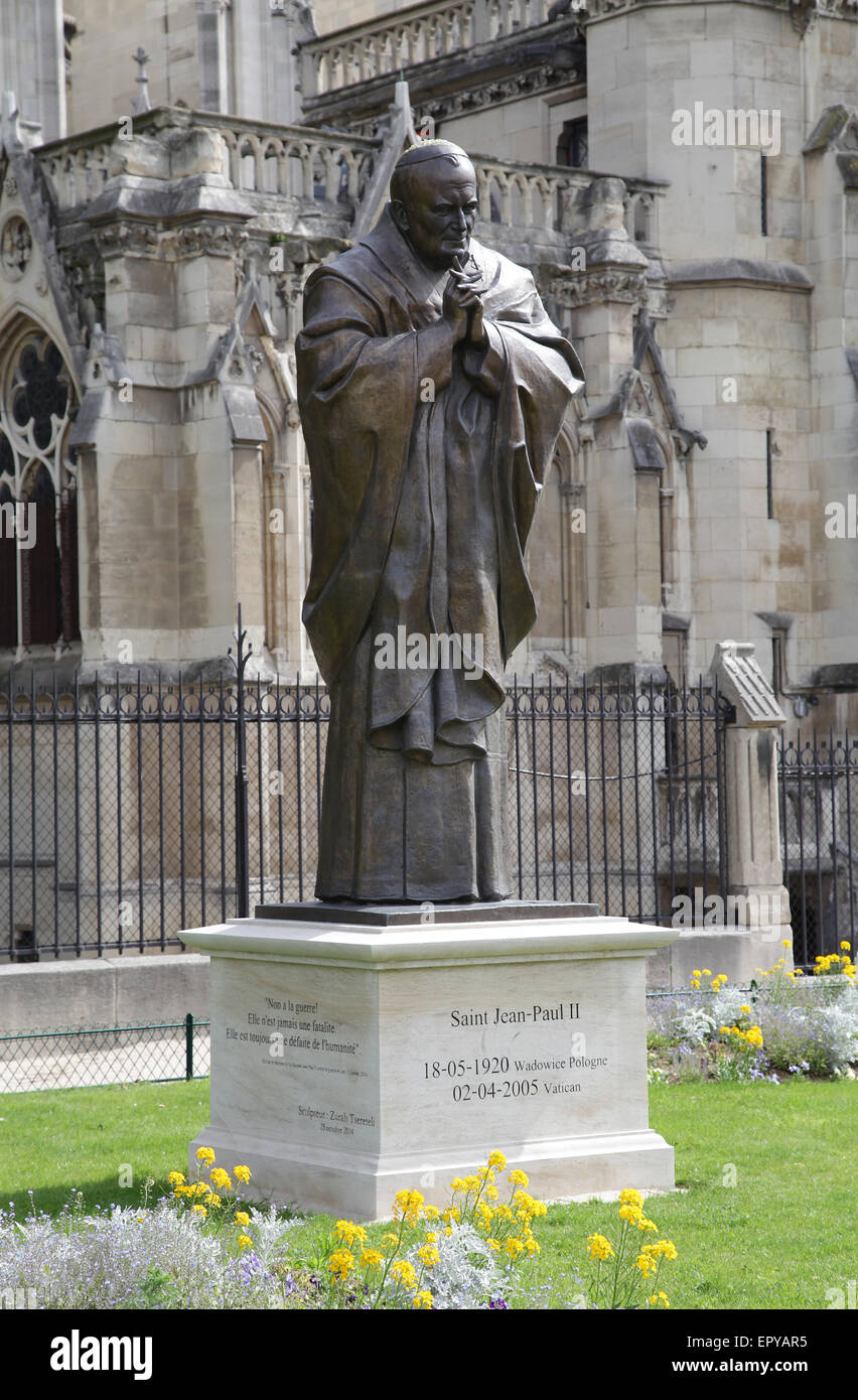 Statue en bronze du pape Saint Jean Paul II par le sculpteur russe Zurab Tsereteli à côté de la Cathédrale Notre Dame Paris France Banque D'Images