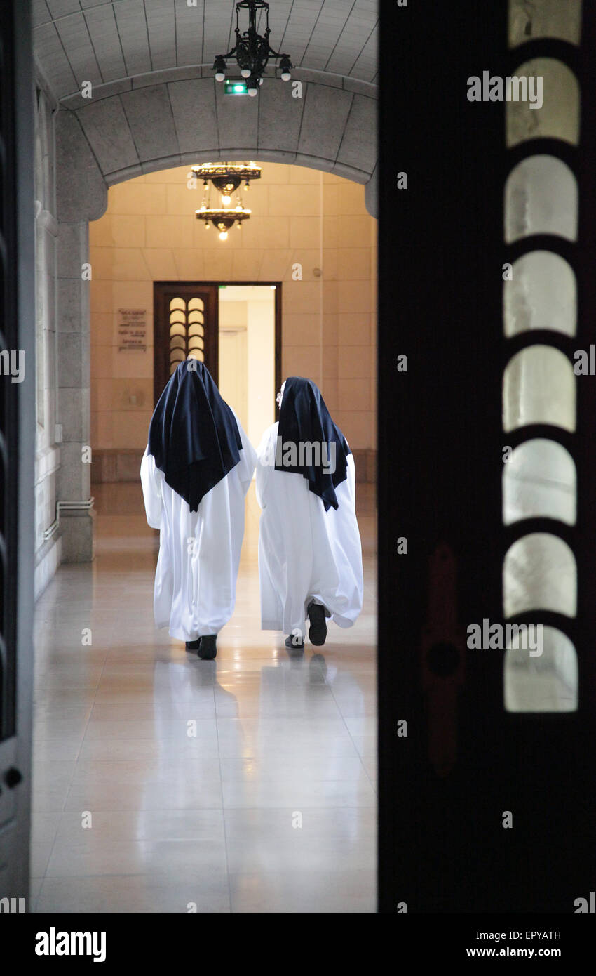 Deux religieuses dans la Cathédrale notre-Dame.France.juste avant le feu.le 15 avril 2019, la cathédrale a pris feu.notre-Dame de Paris. Banque D'Images