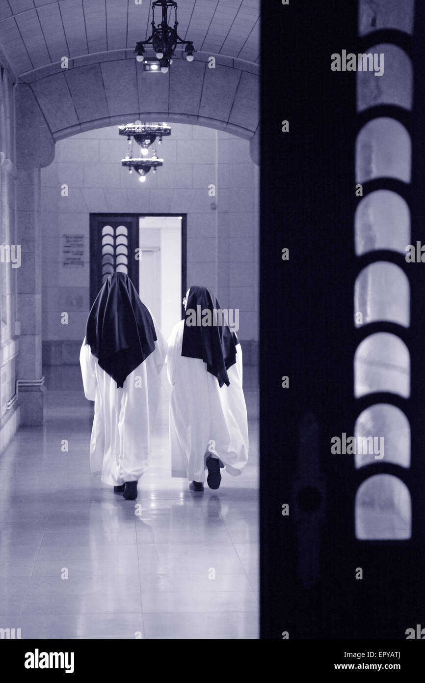 Deux religieuses dans la Cathédrale notre-Dame.France.juste avant le feu.le 15 avril 2019, la cathédrale a pris feu.notre-Dame de Paris. Banque D'Images