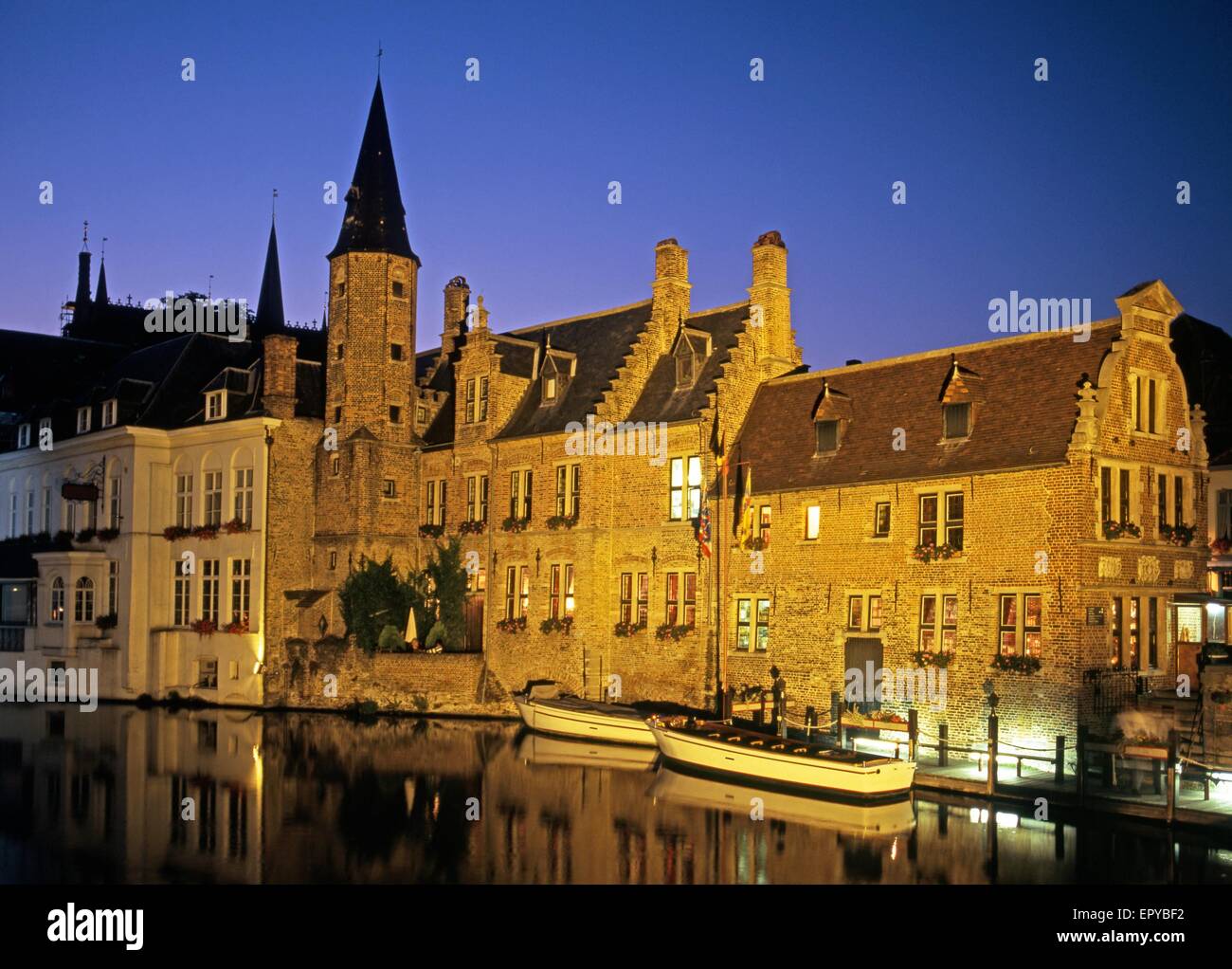 Bateaux et bâtiments le long du canal au crépuscule, Rozenhoedkaai, Huidenvettersplein, Bruges, Flandre occidentale, Belgique, Europe. Banque D'Images
