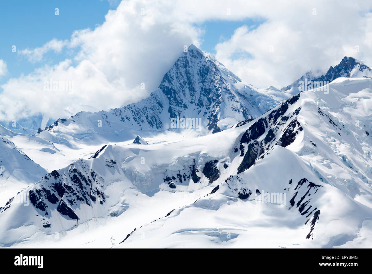 Prise d'un avion de Cessna survolant un glacier dans la réserve de parc national Kluane, territoire du Yukon du Canada, montrant le mont Kennedy Banque D'Images