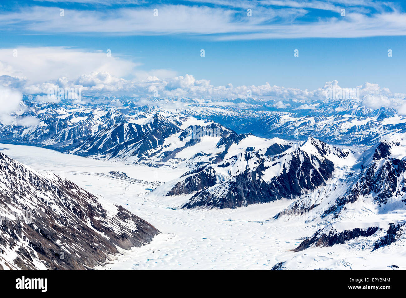 Prise d'un avion de Cessna survolant un glacier dans la réserve de parc national Kluane, territoire du Yukon du Canada Banque D'Images