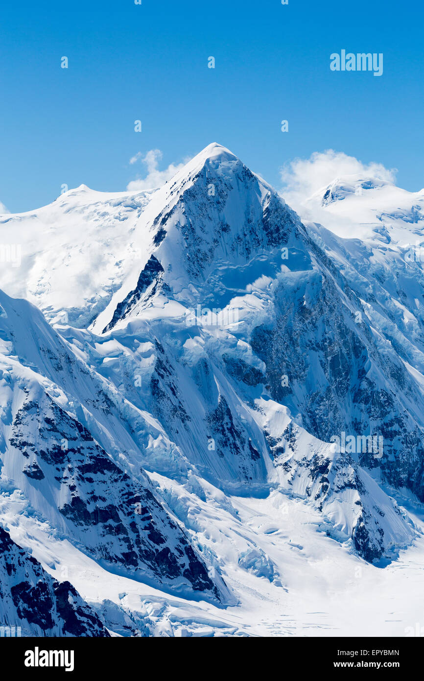 Prise d'un avion de Cessna survolant un glacier dans la réserve de parc national Kluane, territoire du Yukon du Canada, montrant le mont Kennedy Banque D'Images