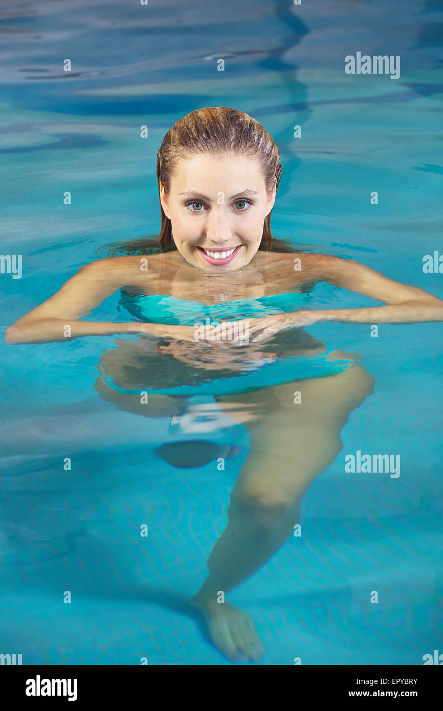 Happy young woman swimming in a hotel piscine en été Banque D'Images