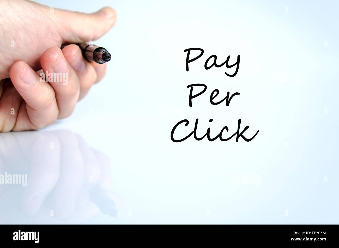 Stylo dans la main sur fond blanc isolé payer par clic concept Banque D'Images