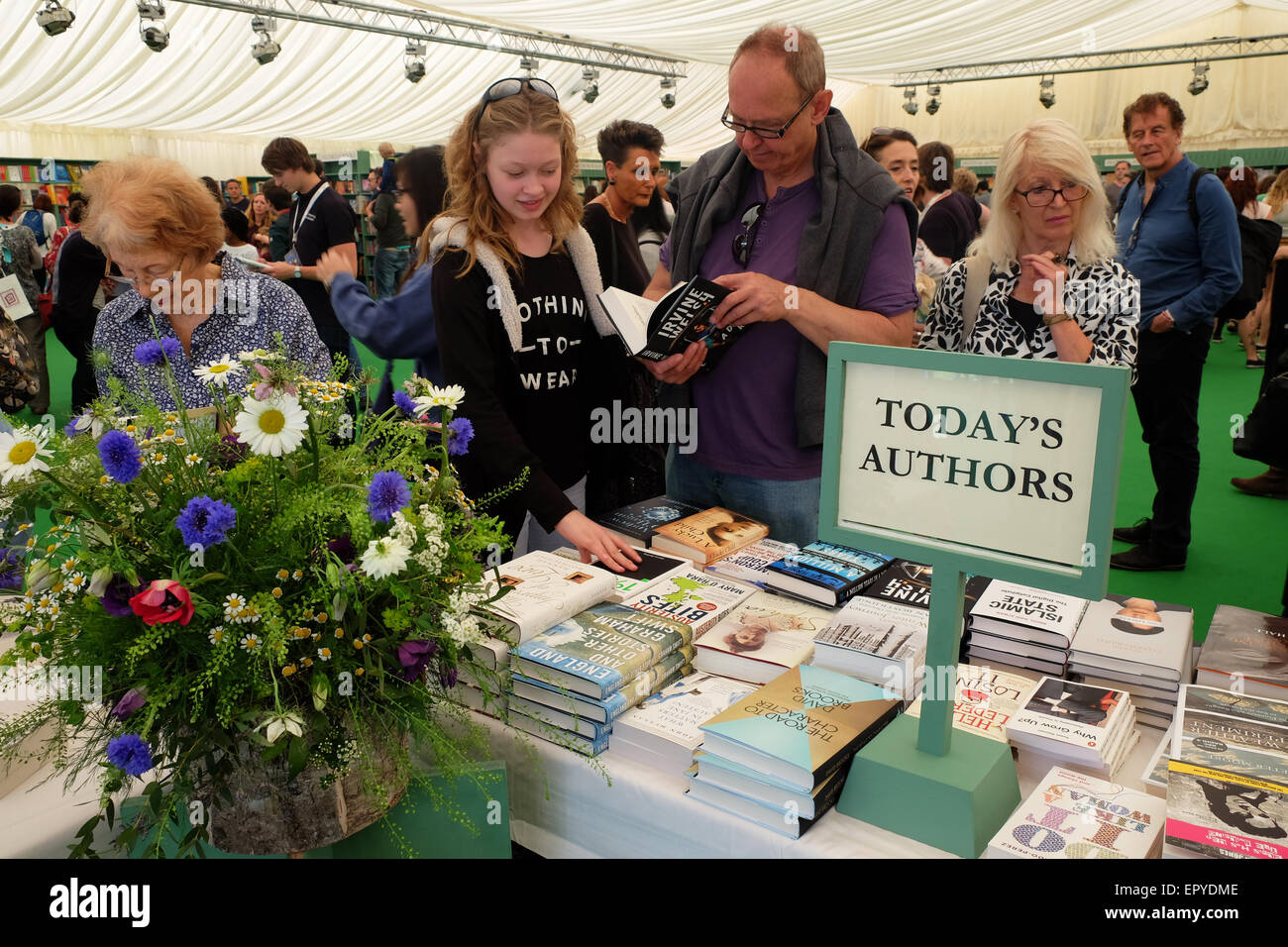 Hay Festival, Powys, Wales - Samedi 23 mai 2015 - Jour 3 - Les visiteurs du premier week-end de cette années Hay Festival parcourir les nombreux livres en vente à la librairie du Festival. Les stocks de la librairie des livres portant sur les auteurs présents au Festival. Banque D'Images