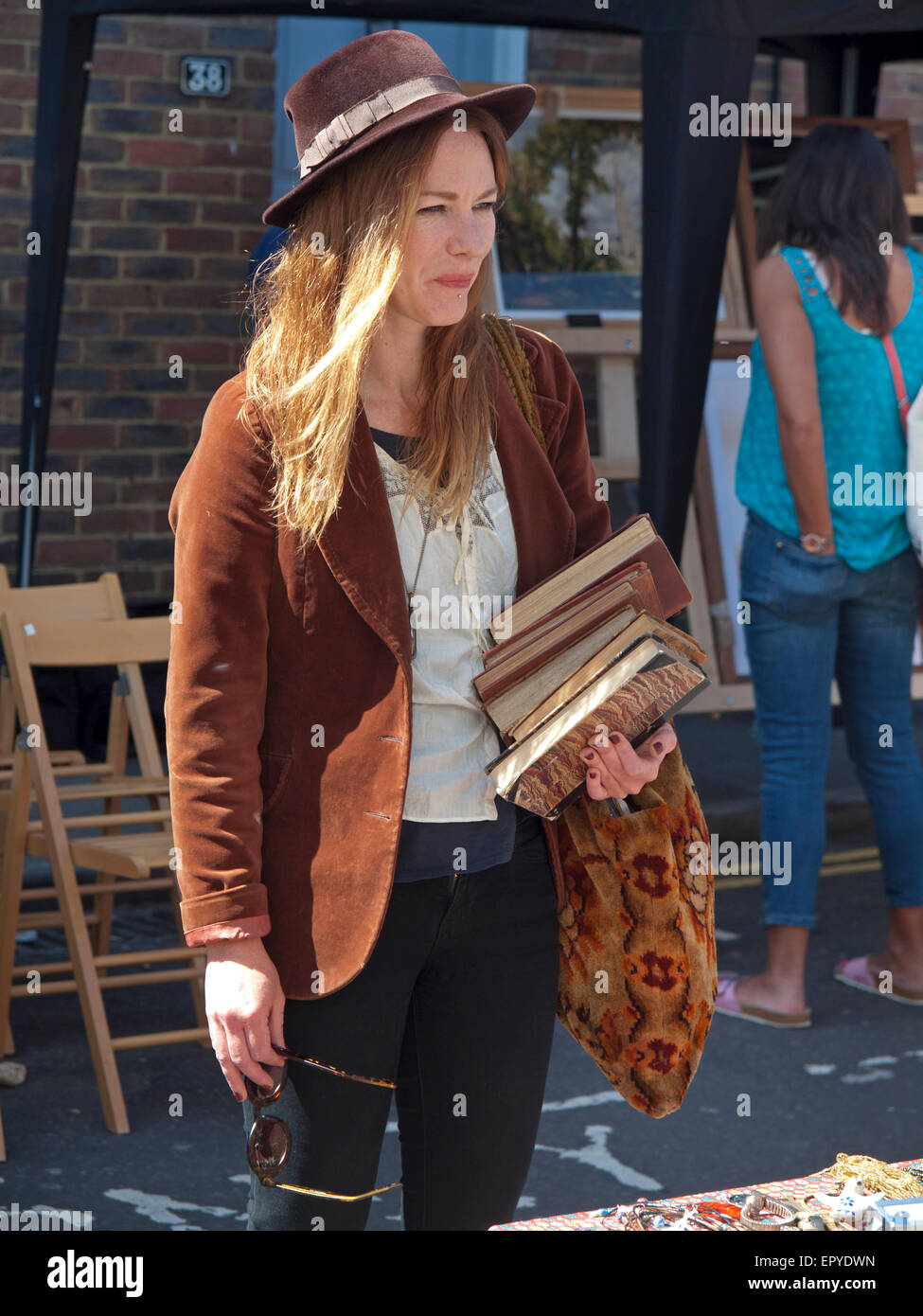 Une scène d'une journée ensoleillée à l'Upper Gardner Street Saturday Market à Brighton Banque D'Images