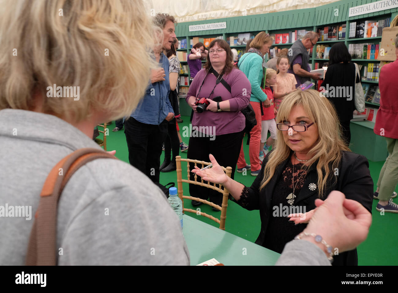 Hay Festival, Powys, Wales - Mai 2015 - auteur et l'actrice Helen Lederer signe des exemplaires de son dernier livre le perdre pour les fans dans la librairie du Festival. Banque D'Images