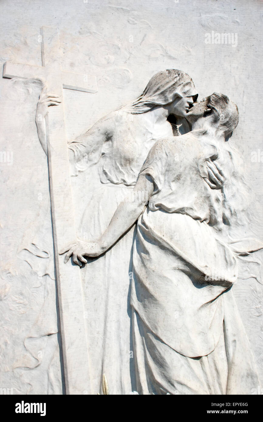 Une femme d'être emmené par la mort - relief sculpture à San Michele Cimetière, Venise, Italie Banque D'Images