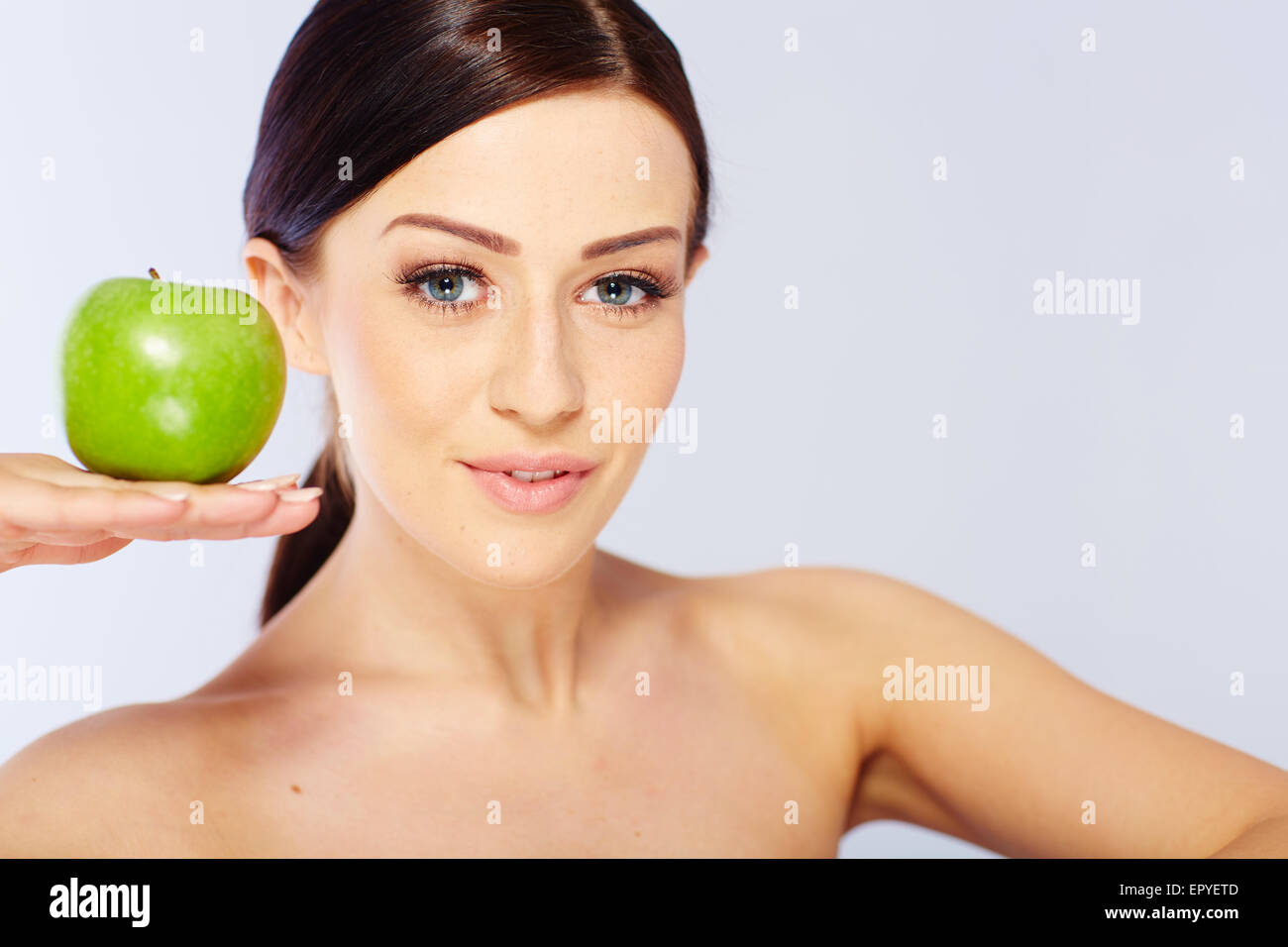 Femme avec une pomme verte Banque D'Images