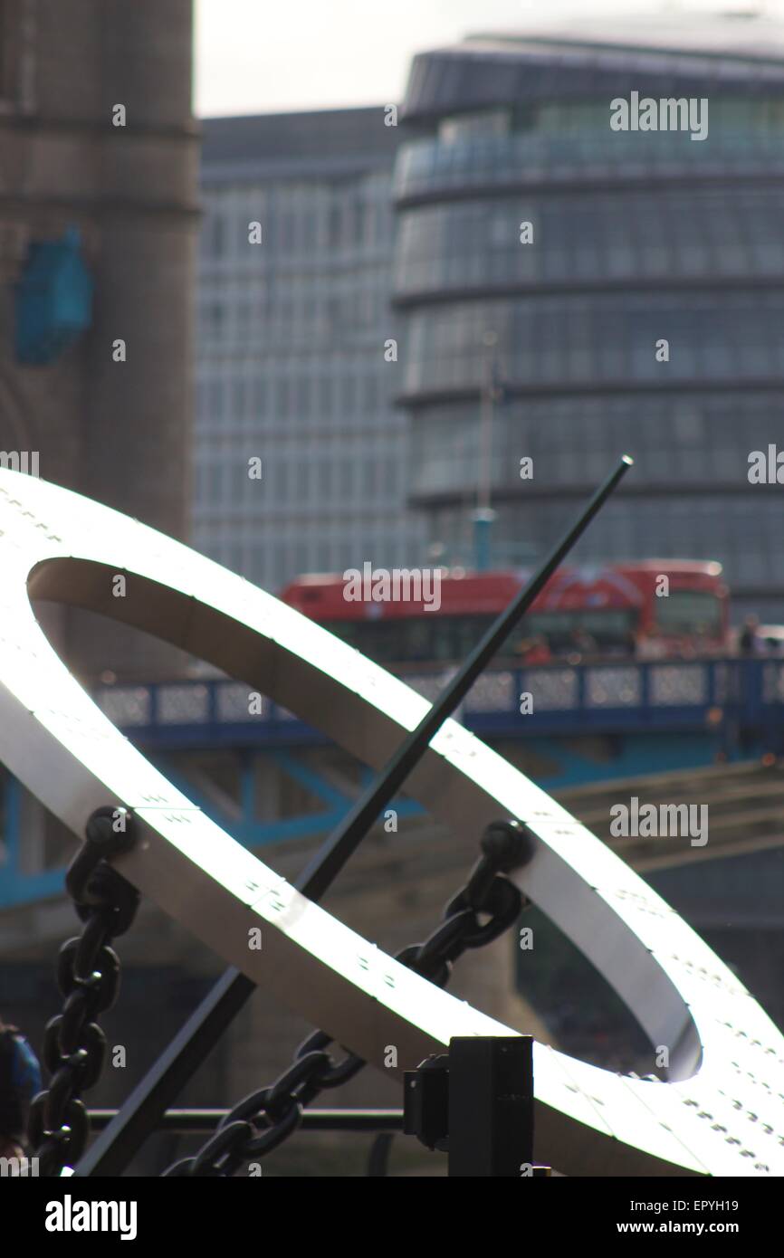 Cadran solaire et le Tower Bridge, Londres. Aussi les bus rouges de Londres et de l'AGL. Banque D'Images