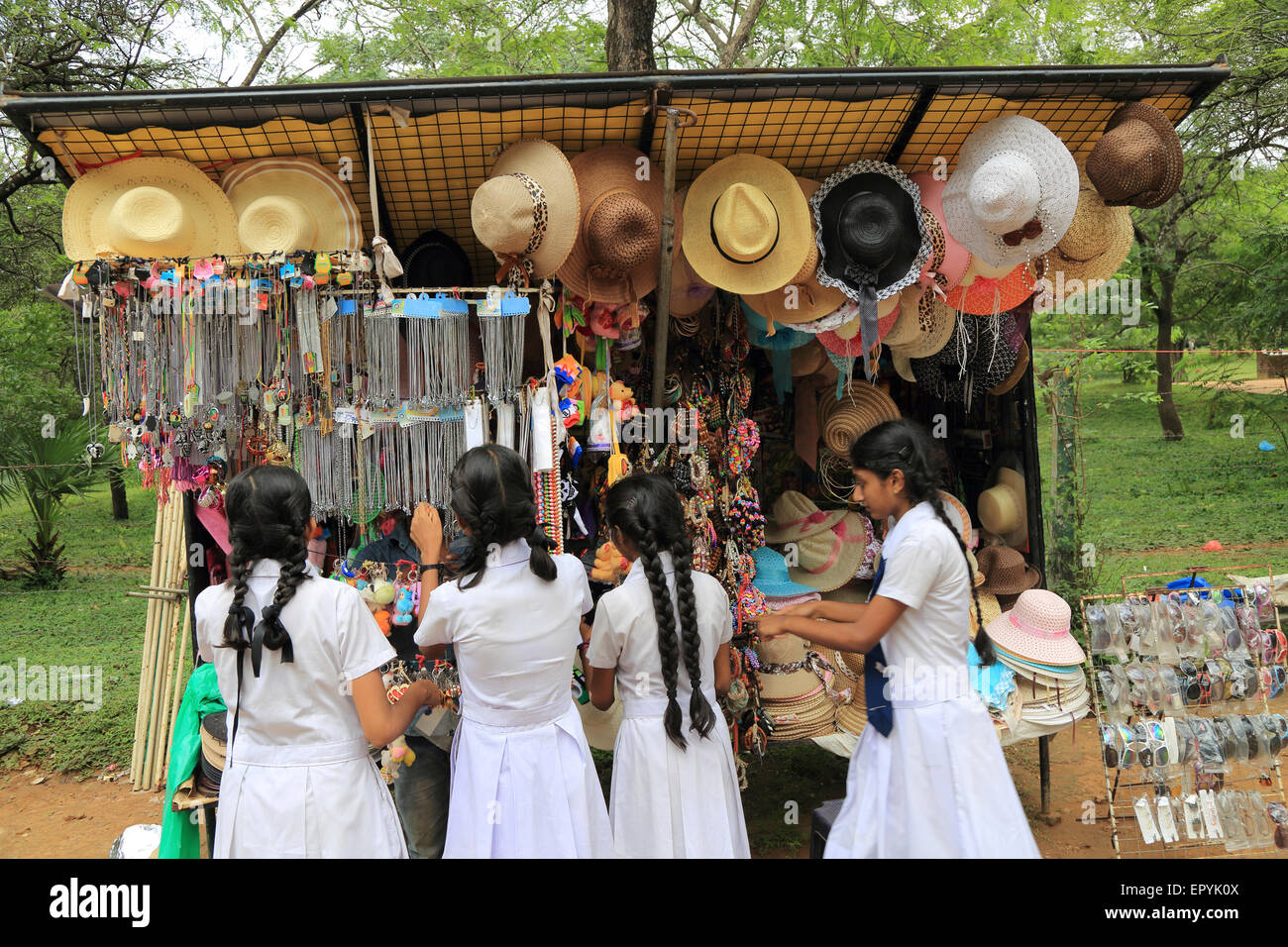 Les filles de l'école souvenirs navigation stalle, Polonnaruwa, Sri Lanka, Asie, Banque D'Images