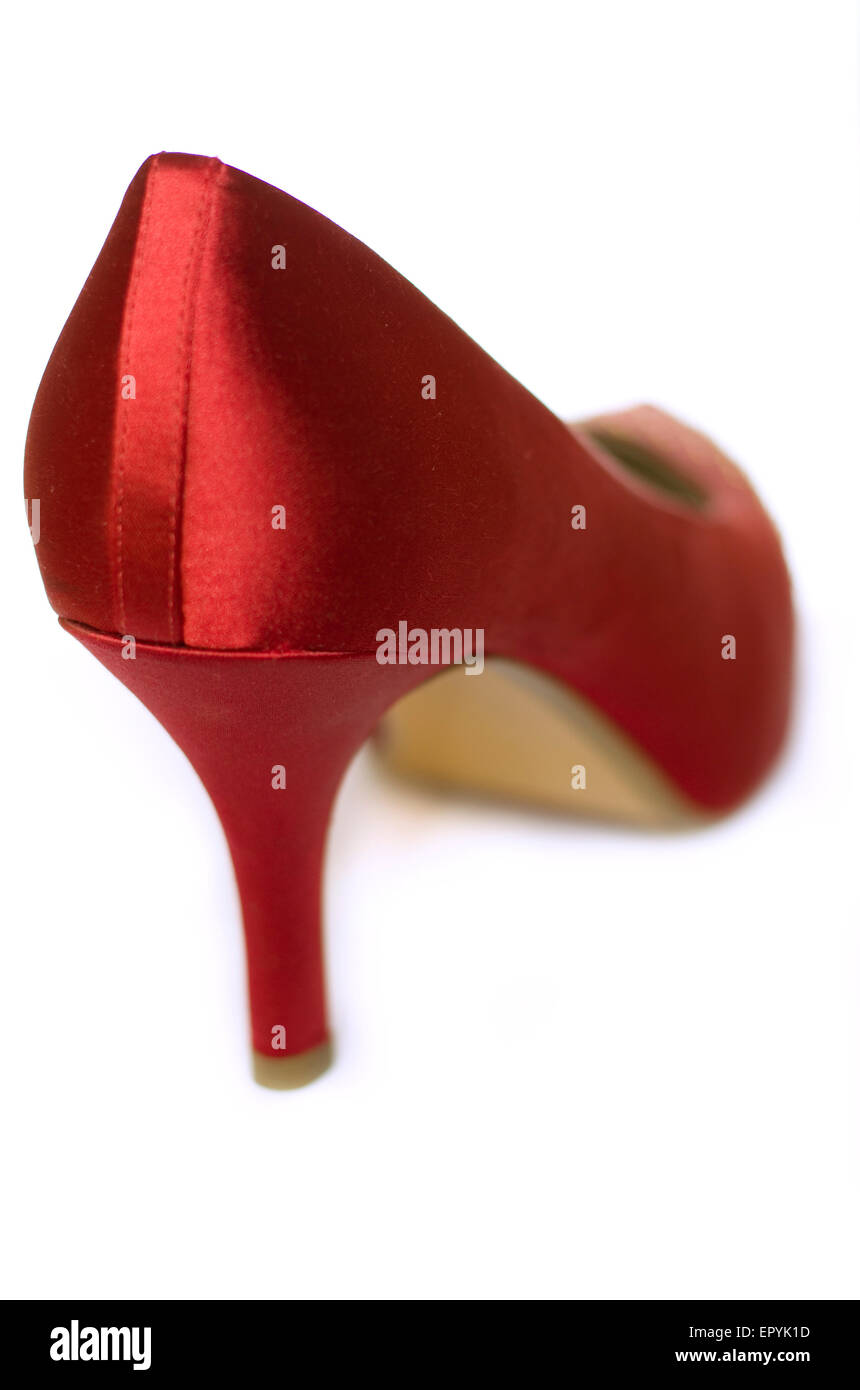 Chaussures à talons hauts en satin rouge isolé sur fond blanc. Banque D'Images