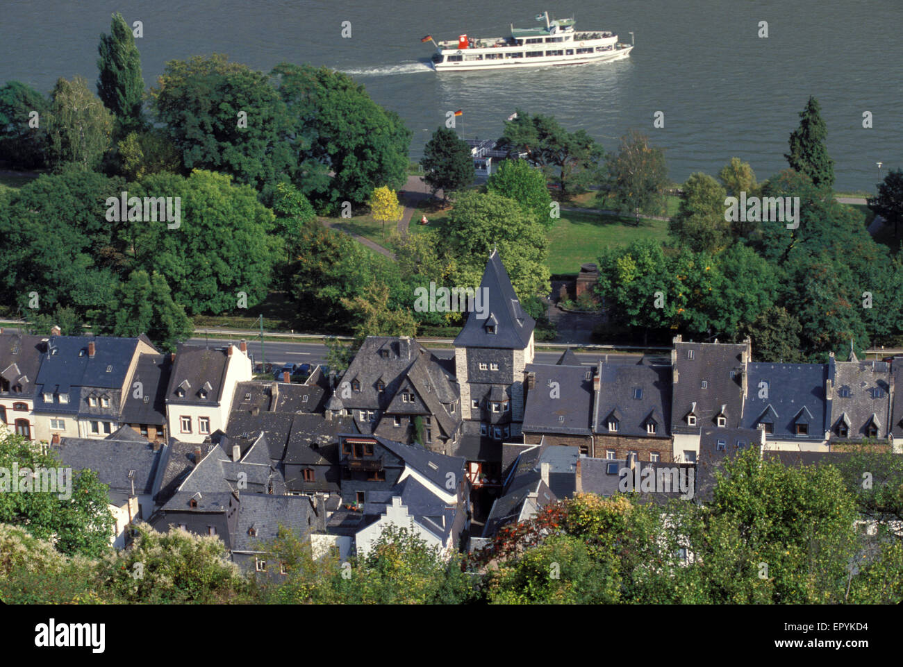 DEU, l'Allemagne, afin de Bacharach au bord du Rhin. DEU, Deutschland, Blick auf Bacharach am Rhein. Banque D'Images
