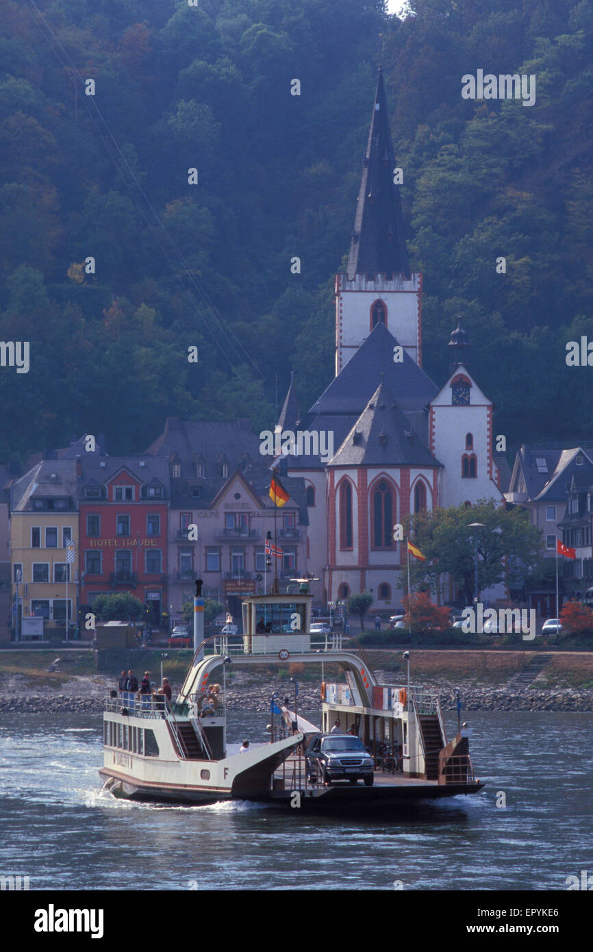 DEU, l'Allemagne, le Rhin ferry à Saint- Goar, dans l'arrière-plan la Collégiale. DEU, Deutschland, die bei Rheinfaehre Banque D'Images