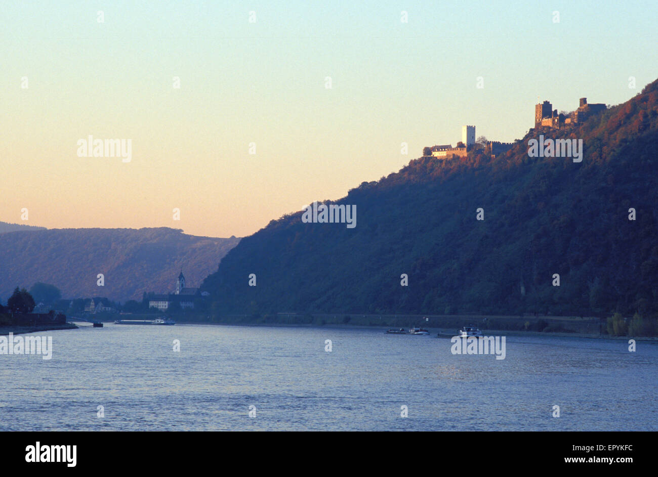 DEU, Allemagne, Boppard avec château Sterrenberg et château Liebenstein au bord du Rhin. DEU, Deutschland, Kamp-Bornhofe Banque D'Images