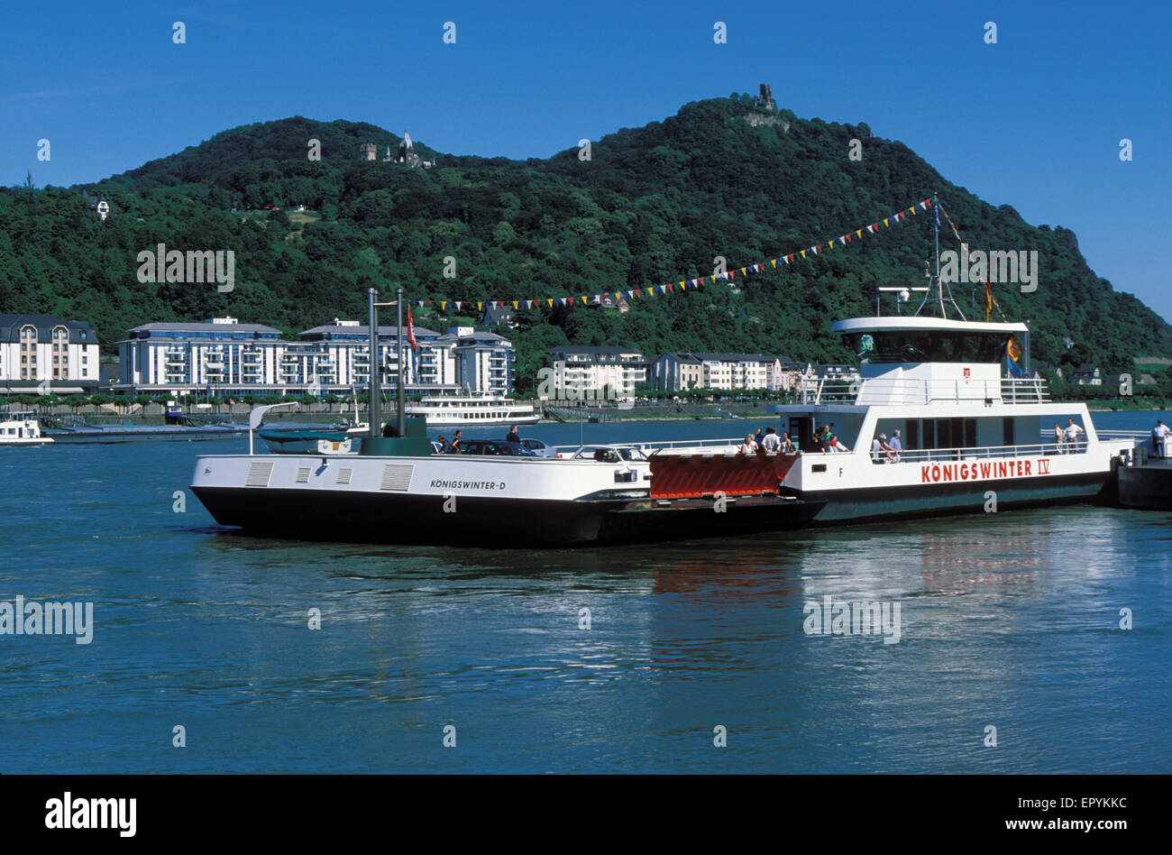 DEU, Allemagne, vue sur la Siebengebirge, Rhin à Bonn et la montagne Drachenfels, ferry entre Koenigswin Banque D'Images