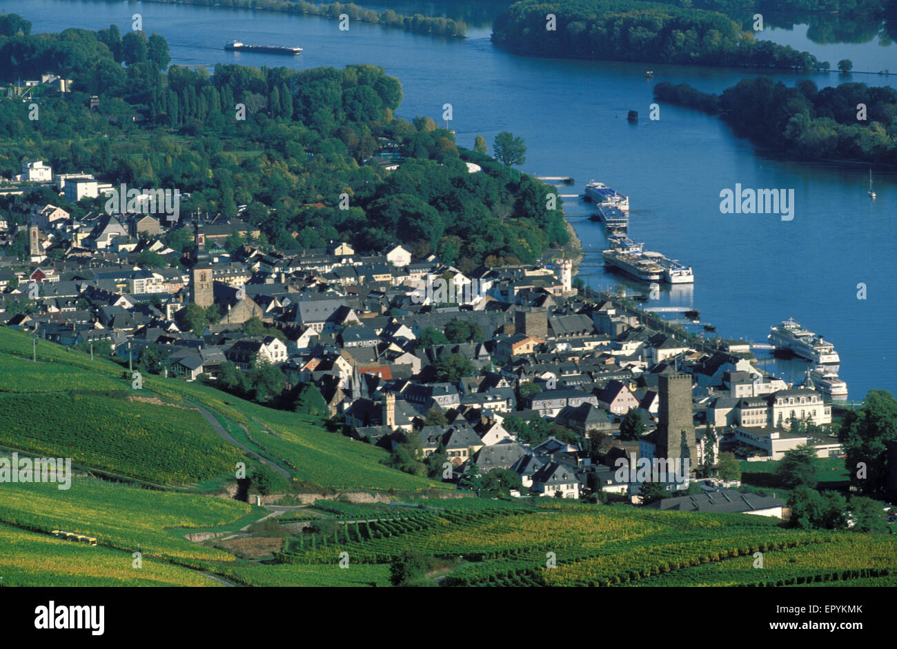 DEU, l'Allemagne, la région du Rheingau, Ruedesheim au bord du Rhin, vue depuis le Niederwald monument à la ville. DEU, Deutschland, Rheinga Banque D'Images