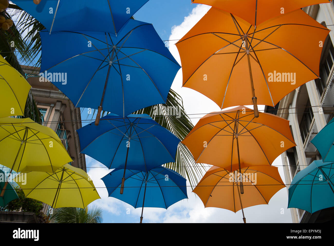 L'Ile Maurice, Port Louis, Caudan Waterfront avec parapluie coloré couvrant. Banque D'Images