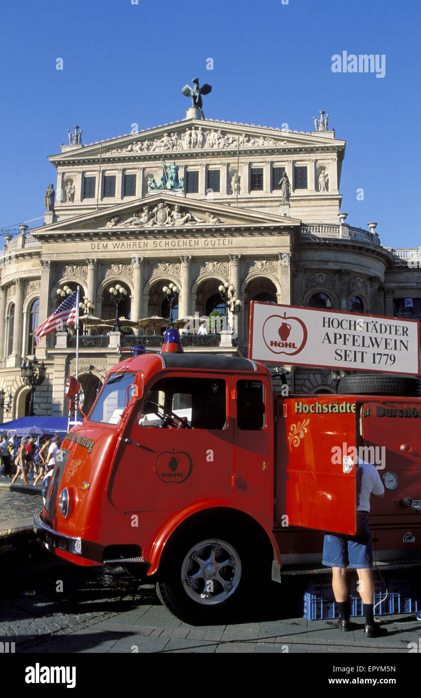 DEU, Allemagne, Hesse, Francfort, l'ancien opéra, chariot avec du cidre. DEU, Deutschland, Hessen, Frankfurt am Main, die Alte Oper, L Banque D'Images