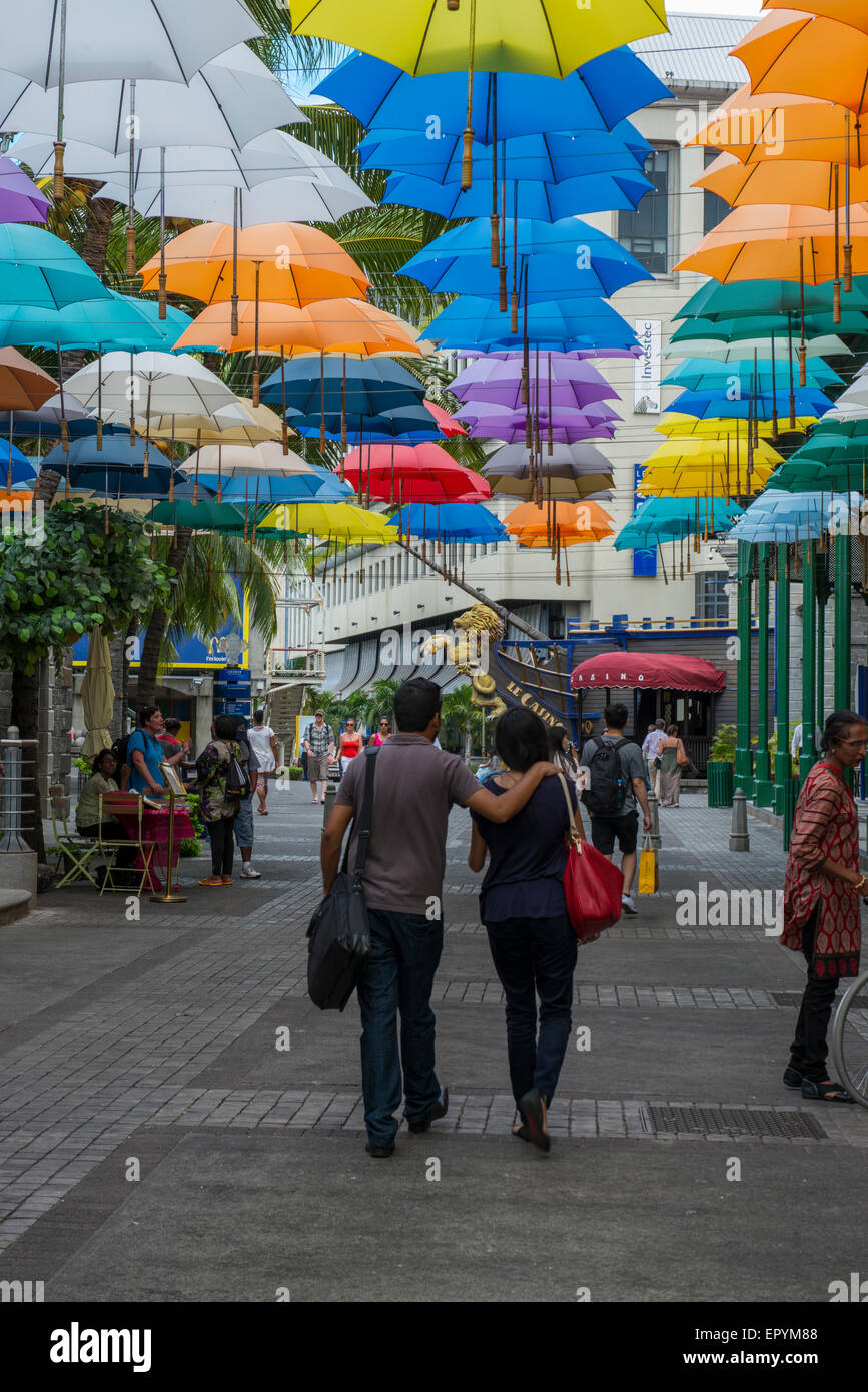L'Ile Maurice, Port Louis, Caudan Waterfront avec parapluie coloré couvrant  Photo Stock - Alamy