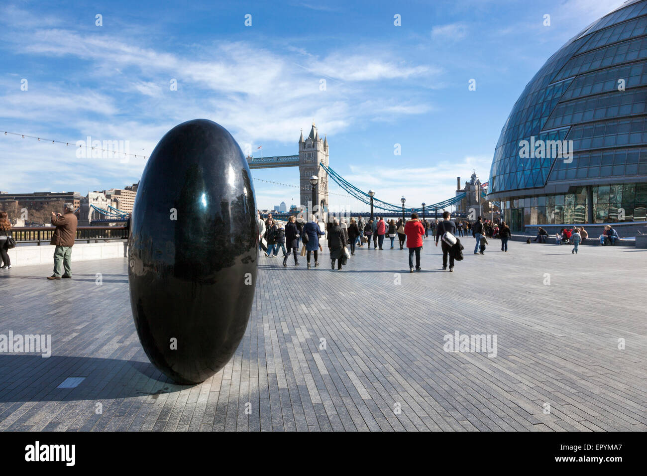 Vue sur le Tower Bridge et l'Hôtel de ville avec arrêt complet Slipstream Sculpture par Fiona Banner, rive sud de la rivière Thames Banque D'Images