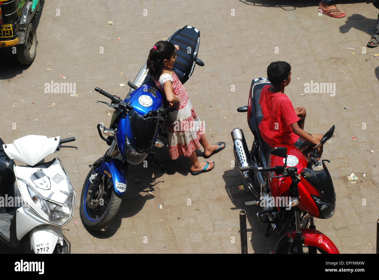 Enfants près de moto dans la rue Banque D'Images