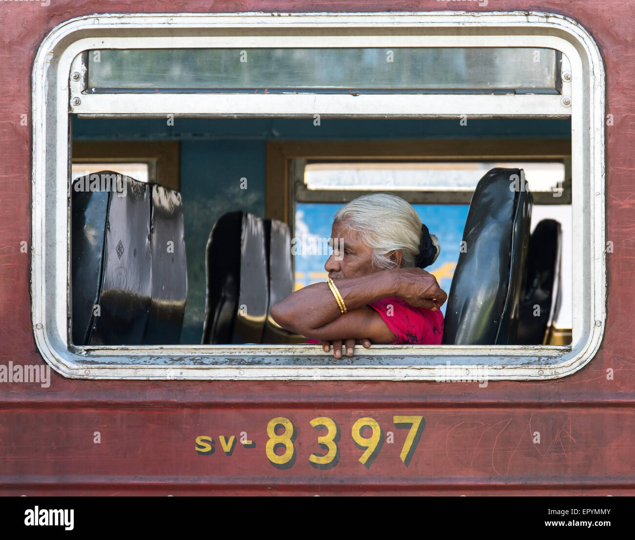 Femme dans la fenêtre du train, Ella, Sri Lanka Banque D'Images