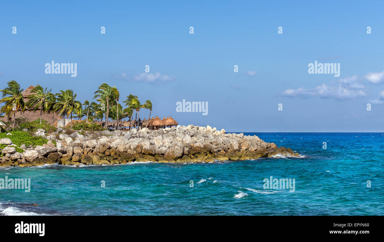 Mexican côte rocheuse et la mer turquoise des Caraïbes Banque D'Images