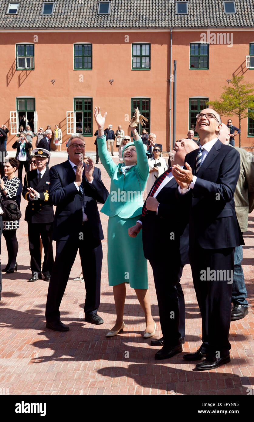 Naestved, Danemark, 23 mai 2015 : H. M. la Reine Margrethe lève son bras dans l'excitation. Dans le cadre de la célébration de l'école d'élite danoise, Herlufsholms, 450e anniversaire de la guerre des centaines de ballons rouges libérés dans l'air, où la Reine semblaient apprécier Crédit : OJPHOTOS/Alamy Live News Banque D'Images