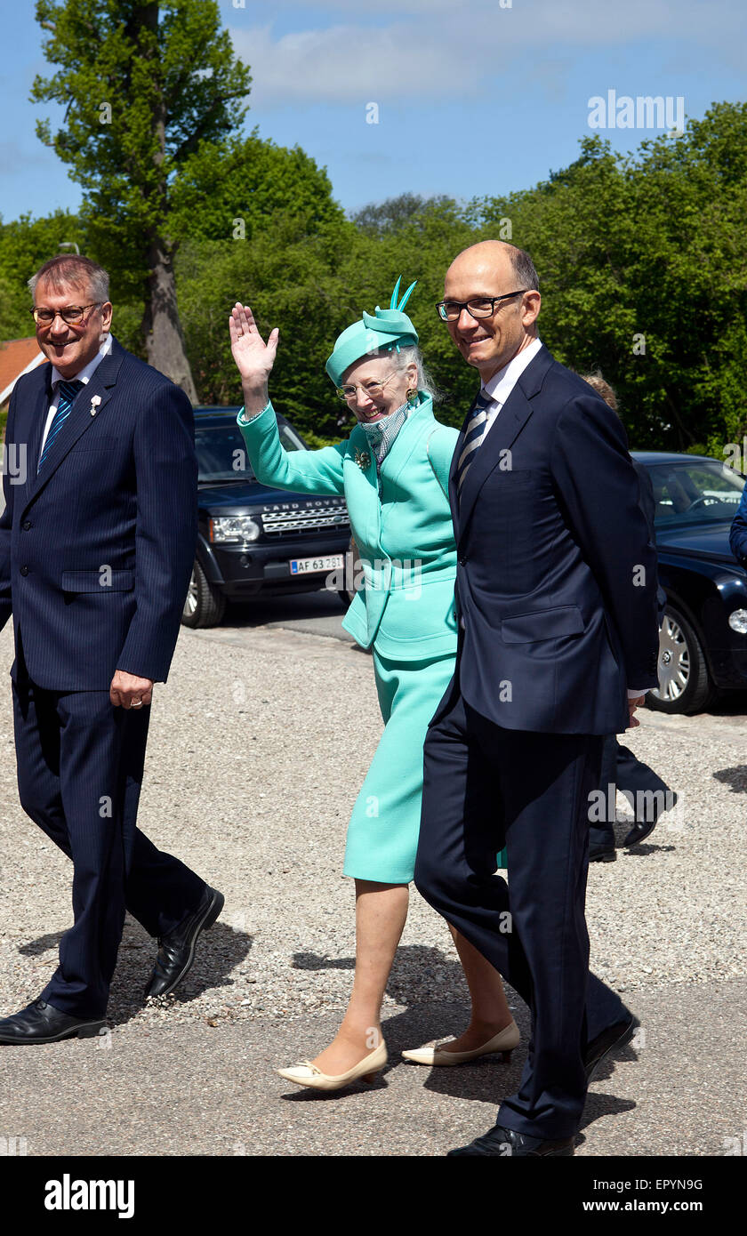 Naestved, Danemark, 23 mai 2015 : H. M. la Reine Margrethe vagues lorsqu'elle passer. La Reine a participé à l'école d'élite danoise, Herlufsholms OJPHOTOS Crédit : 450e anniversaire/Alamy Live News Banque D'Images