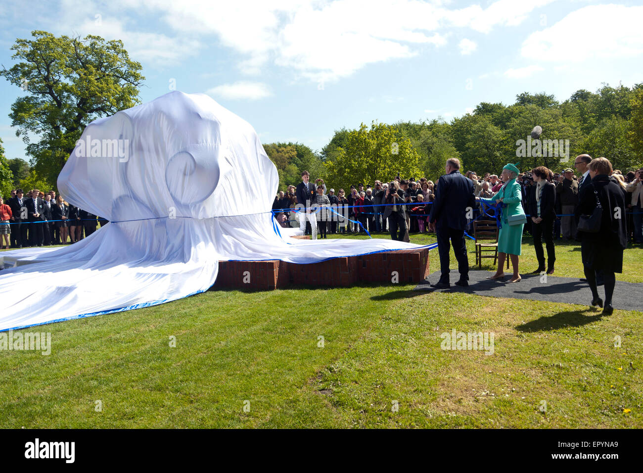 Naestved, Danemark, 23 mai 2015 : H. M. la Reine Margrethe (4e, R) dévoile une Herlufsholms d'une loi, dans le jardin, mais le cordon autour de la couverture ne relâcherait pas comme prévu. La reine a participé à l'école d'élite danoise 450e anniversaire OJPHOTOS : Crédit/Alamy Live News Banque D'Images