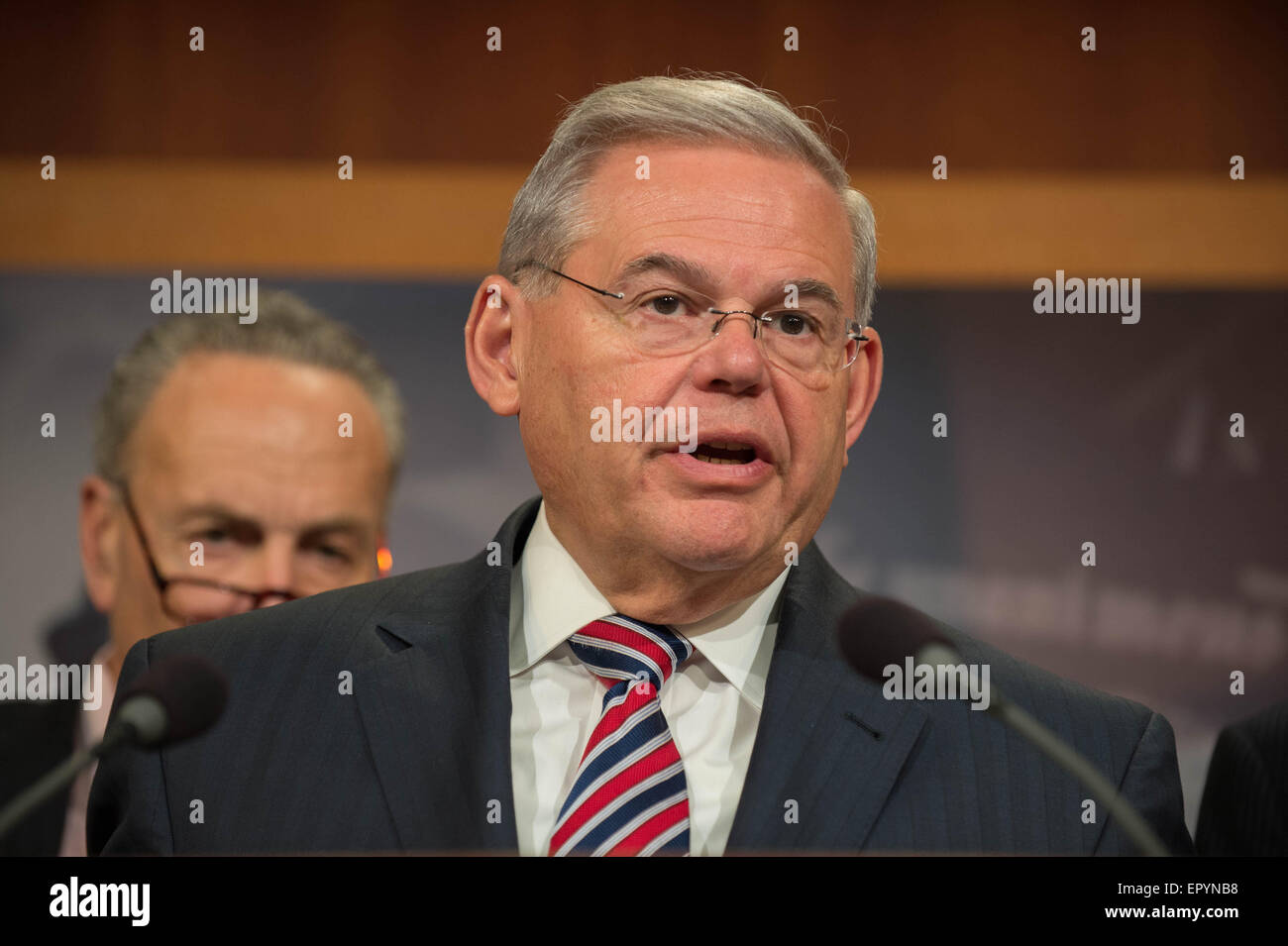 Le sénateur démocrate Bob Menendez se joint à d'autres démocrates au cours d'une conférence de presse s'opposant à des coupes dans le financement d'Amtrak, le 21 mai 2015 à Washington, DC. Banque D'Images