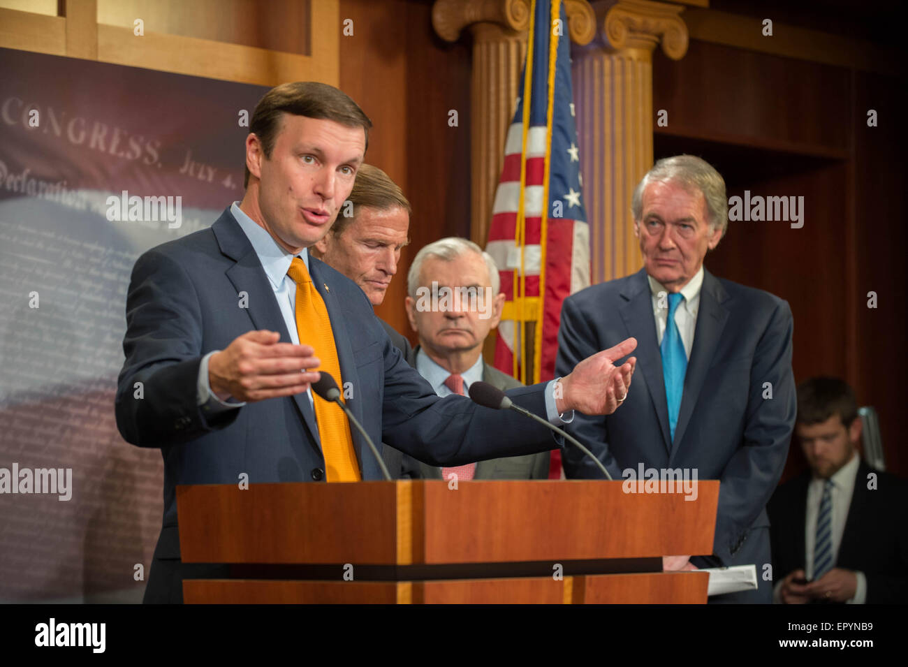 Le sénateur démocrate Chris Murphy se joint à d'autres démocrates au cours d'une conférence de presse s'opposant à des coupes dans le financement d'Amtrak, le 21 mai 2015 à Washington, DC. Banque D'Images