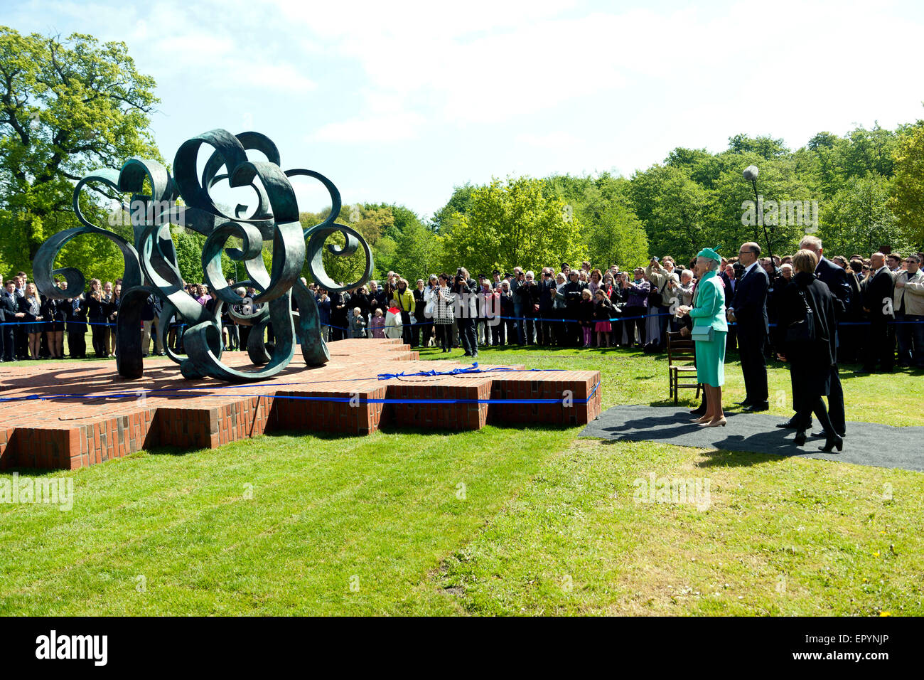 Naestved, Danemark, 23 mai 2015 : H. M. la Reine Margrethe (4e, R) assiste à l'école d'élite danoise, Herlufsholms, 450e anniversaire. Ici la reine est photographié après avoir dévoilé une statue dans les écoles du parc. La sculpture est créé par Eva Steen Christensen Crédit : OJPHOTOS/Alamy Live News Banque D'Images