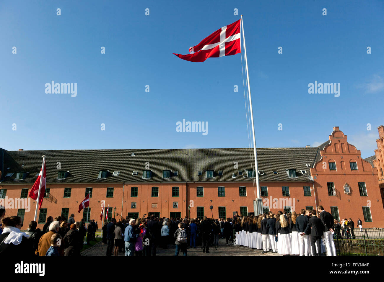 Naestved, Danemark, 23 mai 2015 : l'élite, de l'école danoise Herlufsholm, commence la célébration du 450e anniversaire c'est avec le drapeau de levage tandis que les élèves est à regarder. Plus tard, la reine est arrivée à une cérémonie à l'église les écoles et elle a dévoilé une sculpture Crédit : OJPHOTOS/Alamy Live News Banque D'Images