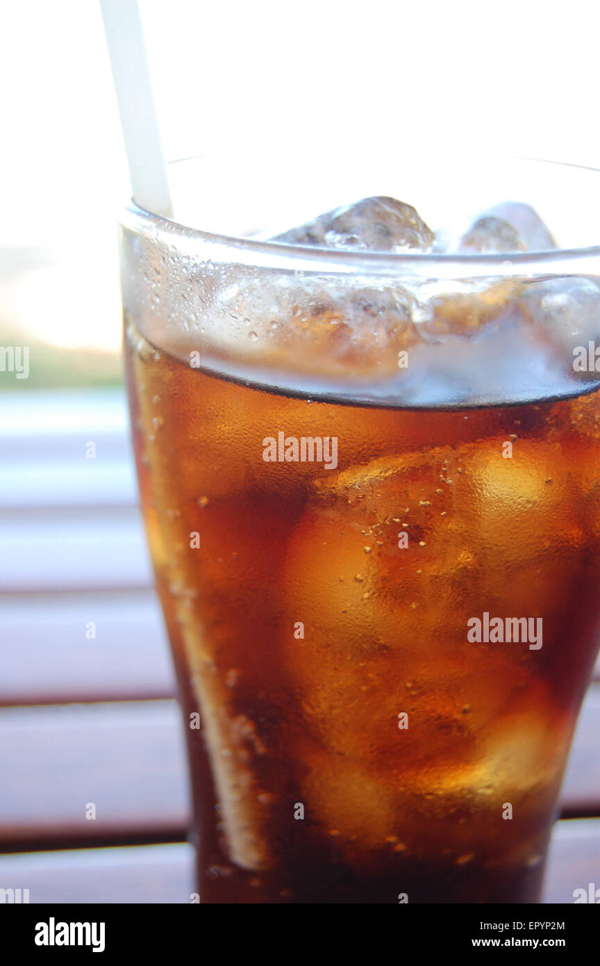 Un verre de cola rempli de glace Banque D'Images