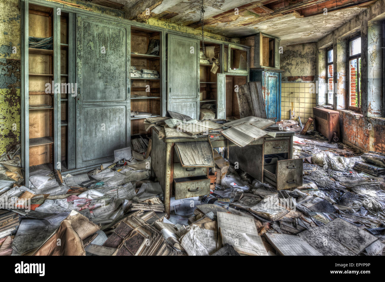 Bureau délabré dans une usine abandonnée Banque D'Images