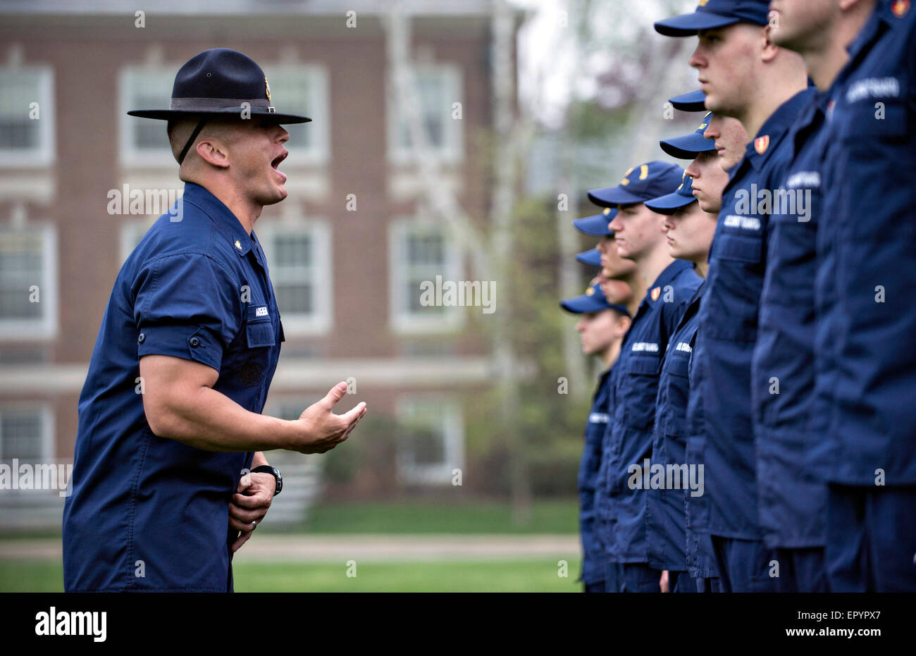 La Garde côtière des États-Unis commandants de compagnie du Training Center Cape peut percer les cadets de deuxième classe à la U.S. Coast Guard Academy 11 mai 2015 à New London, CT. Banque D'Images